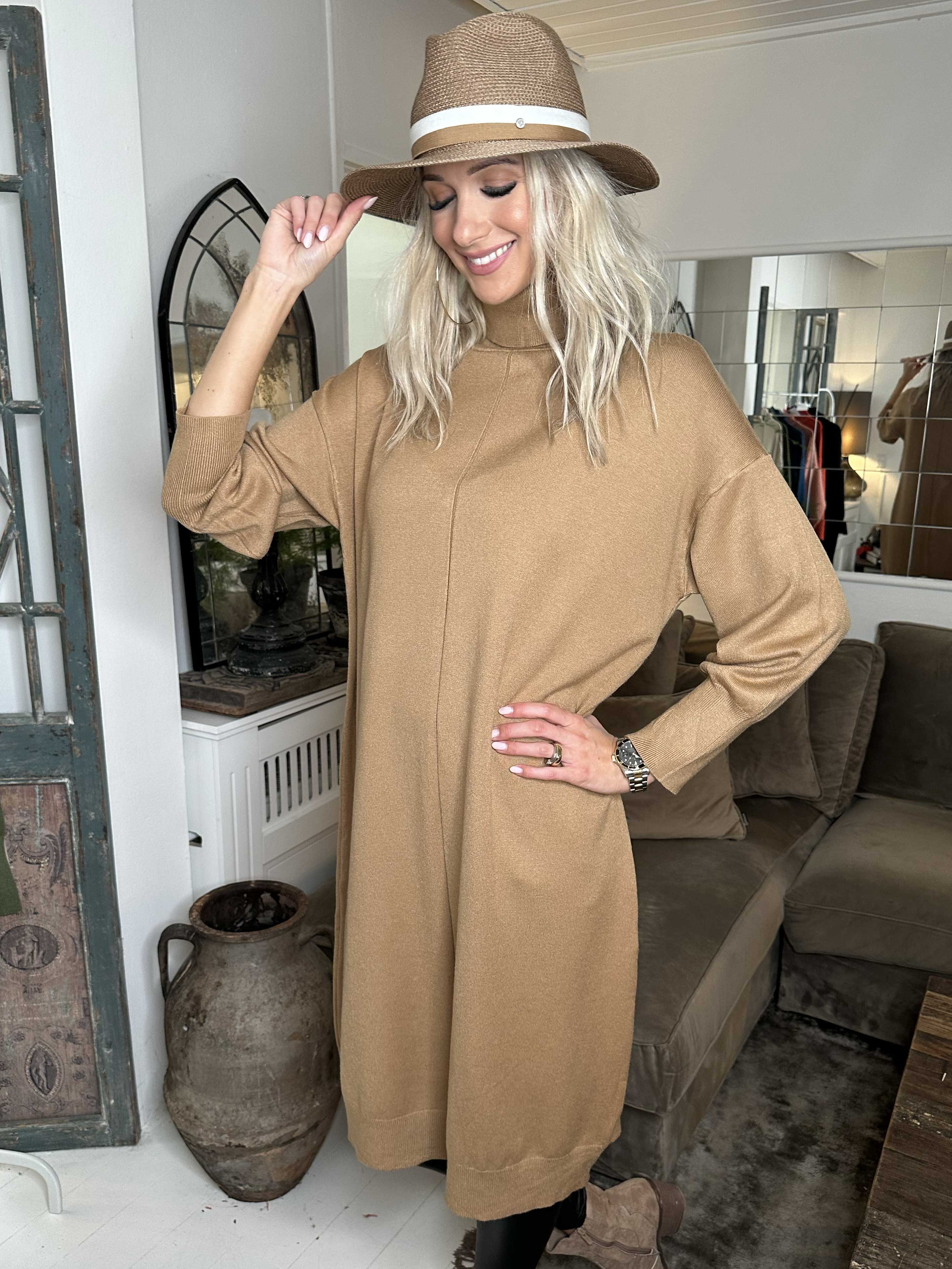 Maniya - Mjuk stickad klänning med polokrage